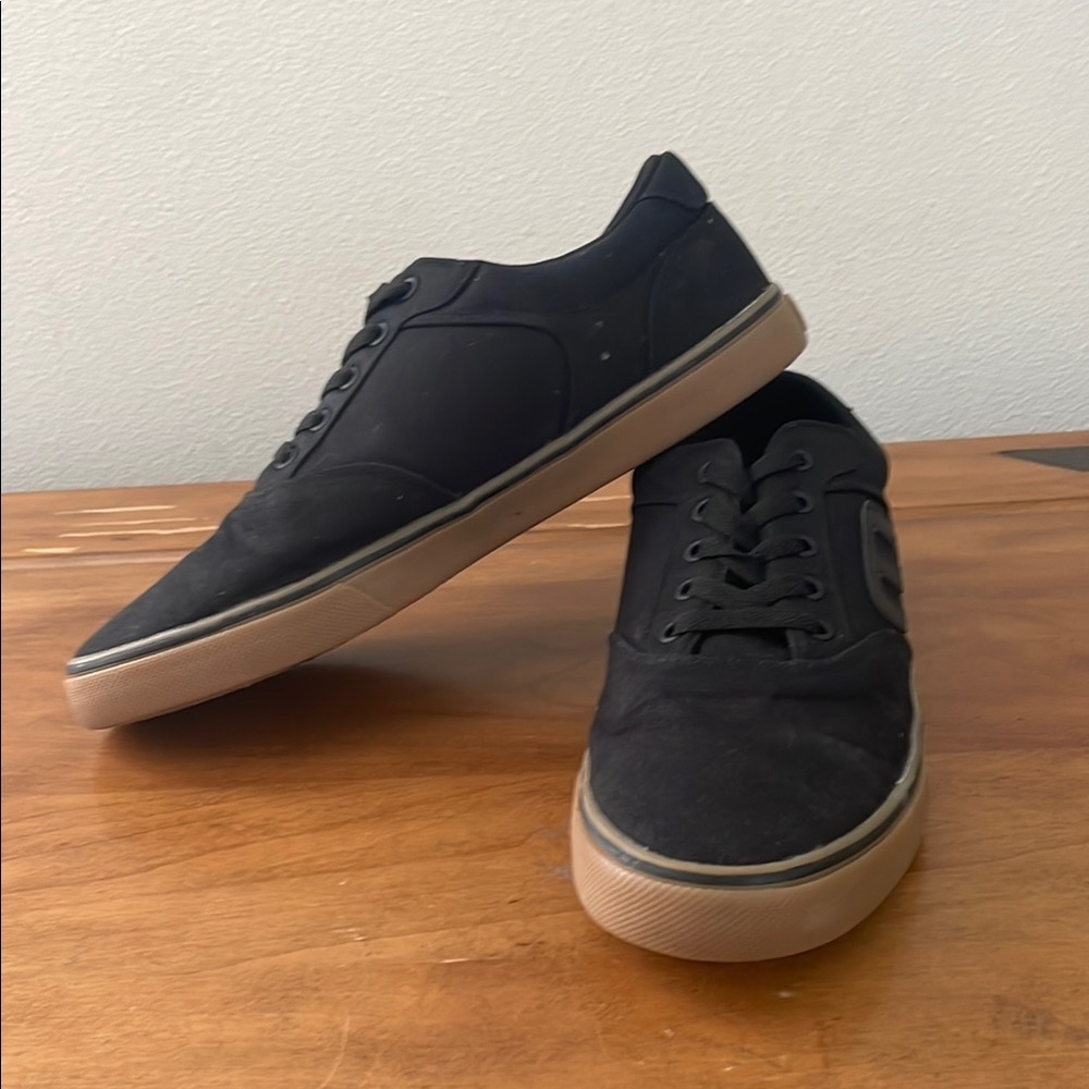 Etnies Black and Tan Sneakers with Classic Lace-Up Design Size 12